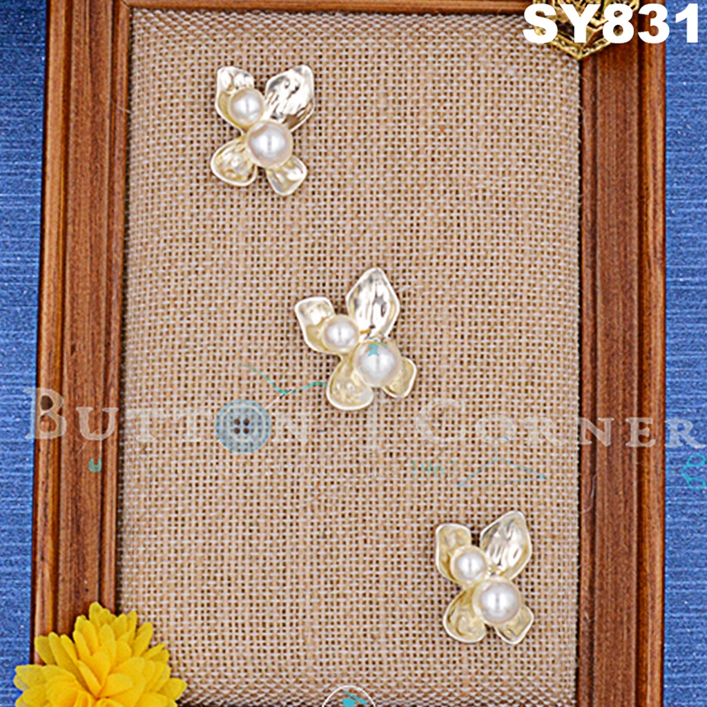 Metal Flower With Pearl Pendant