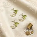 Gold Tone 5 Leafs and Vine Pendant