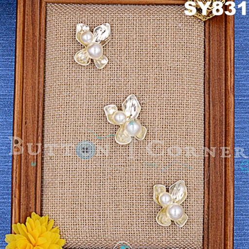 Metal Flower With Pearl Pendant