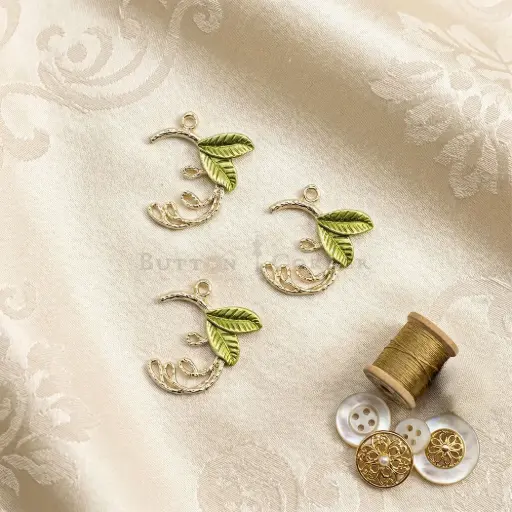 [J0631] Gold Tone 5 Leafs and Vine Pendant
